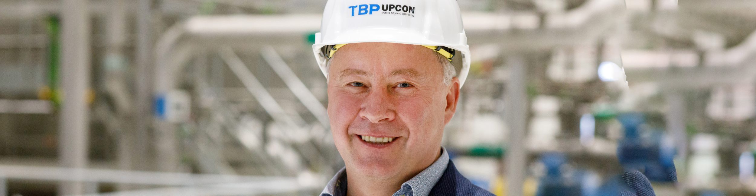 Mitarbeiterin von TBP Upcon vor Ort beim Kunden
